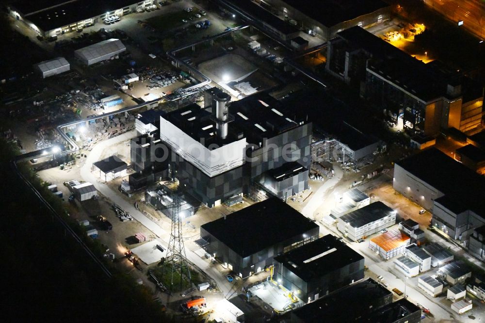 Nacht-Luftaufnahme Berlin - Nachtluftbild Baustelle zum Neubau des Heizkraftwerkes - Kraft-Wärme-Kopplungsanlage im Ortsteil Marzahn in Berlin, Deutschland