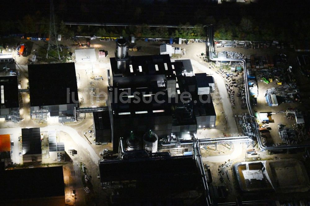 Nachtluftbild Berlin - Nachtluftbild Baustelle zum Neubau des Heizkraftwerkes - Kraft-Wärme-Kopplungsanlage im Ortsteil Marzahn in Berlin, Deutschland