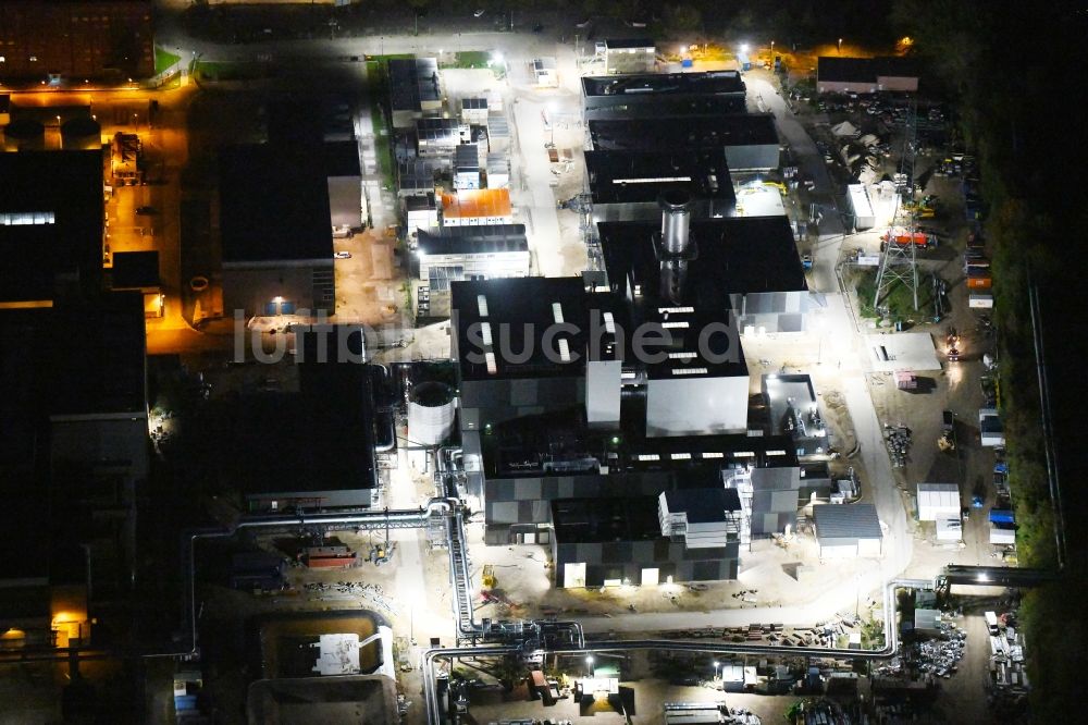 Berlin bei Nacht von oben - Nachtluftbild Baustelle zum Neubau des Heizkraftwerkes - Kraft-Wärme-Kopplungsanlage im Ortsteil Marzahn in Berlin, Deutschland