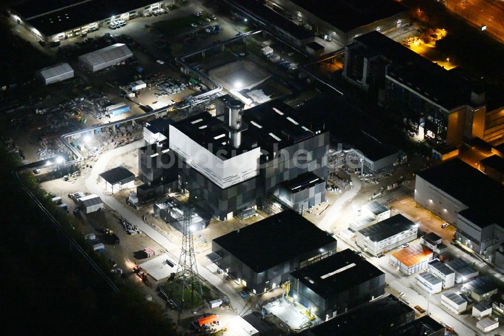 Nacht-Luftaufnahme Berlin - Nachtluftbild Baustelle zum Neubau des Heizkraftwerkes - Kraft-Wärme-Kopplungsanlage im Ortsteil Marzahn in Berlin, Deutschland