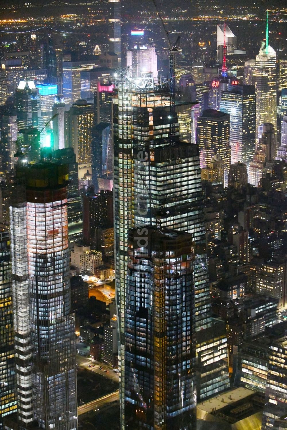 Nacht-Luftaufnahme New York - Nachtluftbild Baustelle zum Neubau des Hochhaus- Gebäudekomplexes an der 10th Avenue in New York in USA