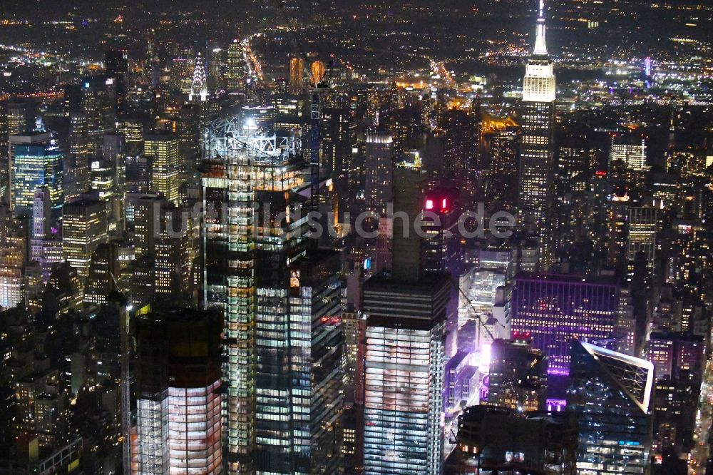 New York bei Nacht von oben - Nachtluftbild Baustelle zum Neubau des Hochhaus- Gebäudekomplexes an der 10th Avenue in New York in USA