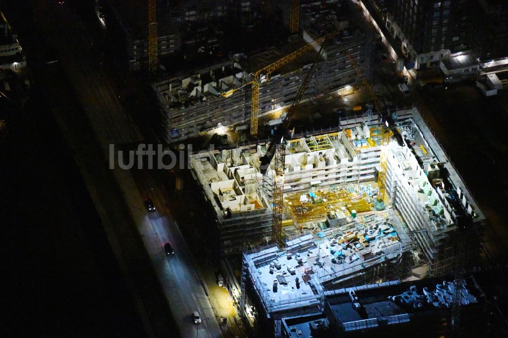 Nacht-Luftaufnahme Hamburg - Nachtluftbild Baustelle zum Neubau einer Mehrfamilienhaus-Wohnanlage an der Baakenallee im Ortsteil HafenCity in Hamburg, Deutschland