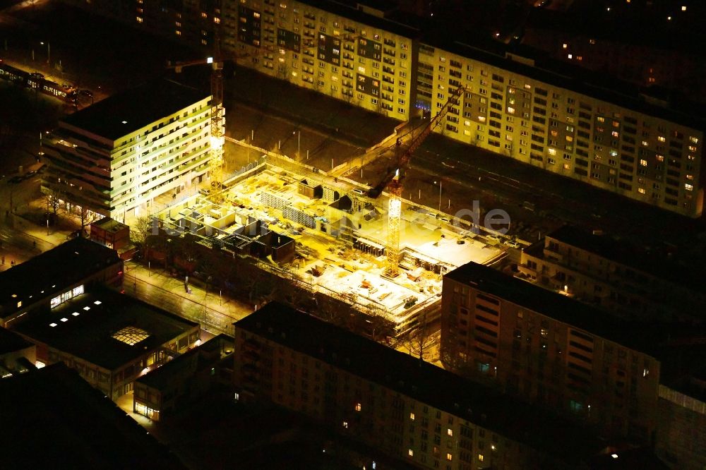 Nacht-Luftaufnahme Dresden - Nachtluftbild Baustelle zum Neubau einer Mehrfamilienhaus-Wohnanlage Boulevard am Wall II - Merkur 3 im Ortsteil Wilsdruffer Vorstadt in Dresden im Bundesland Sachsen, Deutschland