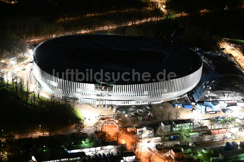 München bei Nacht aus der Vogelperspektive: Nachtluftbild Baustelle zum Neubau der Sporthalle SAP Garden in München im Bundesland Bayern, Deutschland