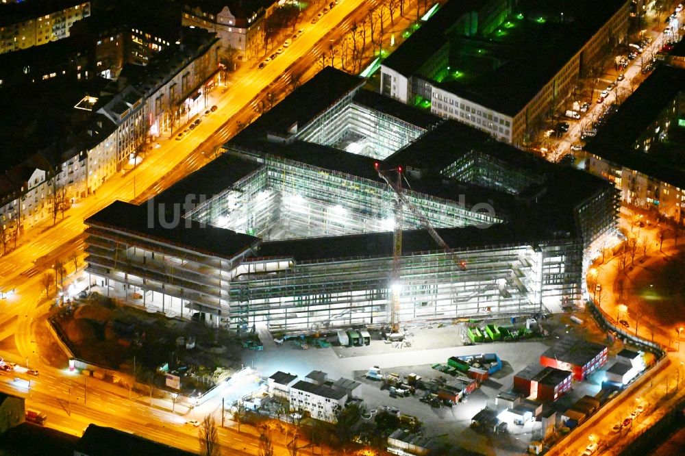 München bei Nacht von oben - Nachtluftbild Baustelle zum Neubau eines Strafjustizzentrum in München im Bundesland Bayern, Deutschland
