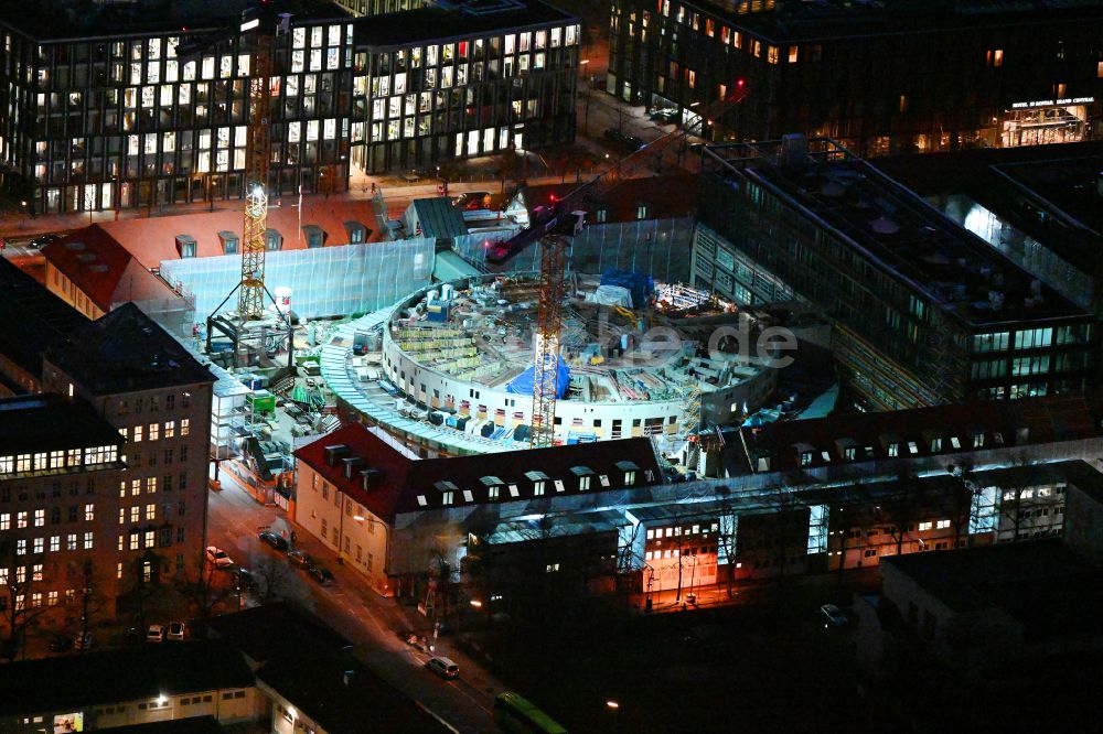 Nacht-Luftaufnahme München - Nachtluftbild Baustelle zum Umbau des Postpalast zu einem Hotel im Ortsteil Maxvorstadt in München im Bundesland Bayern, Deutschland
