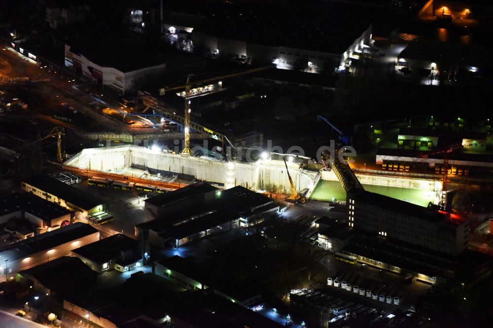 Berlin bei Nacht aus der Vogelperspektive: Nachtluftbild Baustellen zum Neubau der Verlängerung der Stadtautobahn A100 in Berlin Neukölln