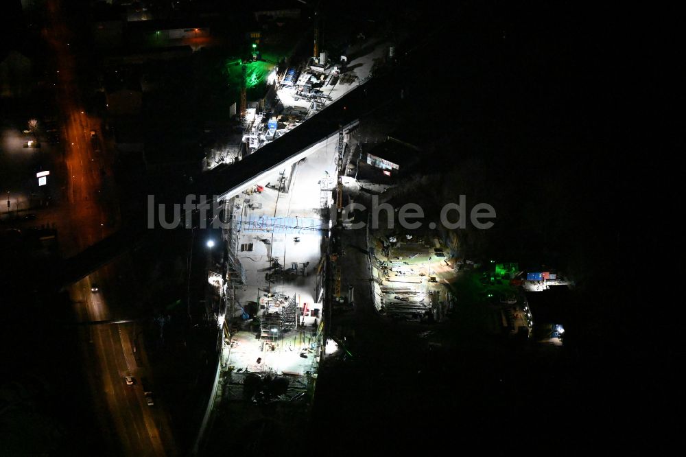 Berlin bei Nacht von oben - Nachtluftbild Baustellen zum Neubau der Verlängerung der Stadtautobahn A100 im Ortsteil Neukölln in Berlin, Deutschland