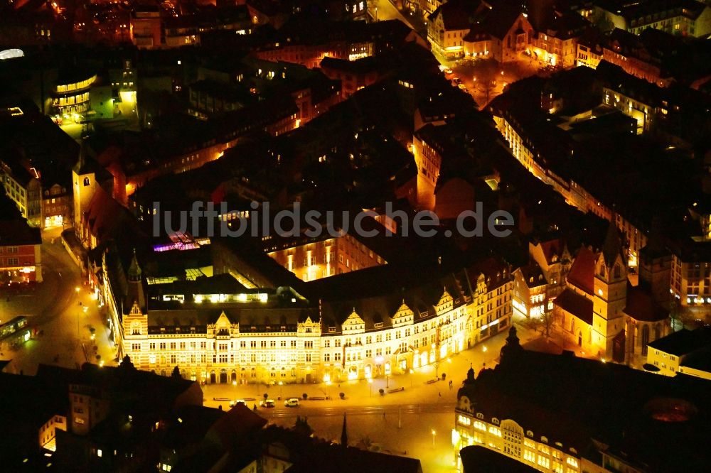 Nachtluftbild Erfurt - Nachtluftbild beleuchteter Fassaden der Einkaufsstraße Anger im Zentrum in Erfurt im Bundesland Thüringen, Deutschland