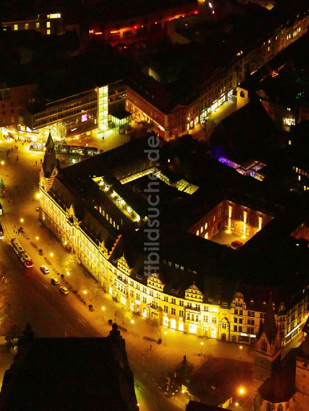 Nachtluftbild Erfurt - Nachtluftbild beleuchteter Fassaden der Einkaufsstraße Anger im Zentrum in Erfurt im Bundesland Thüringen, Deutschland