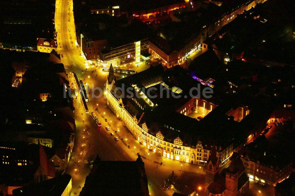 Nacht-Luftaufnahme Erfurt - Nachtluftbild beleuchteter Fassaden der Einkaufsstraße Anger im Zentrum in Erfurt im Bundesland Thüringen, Deutschland