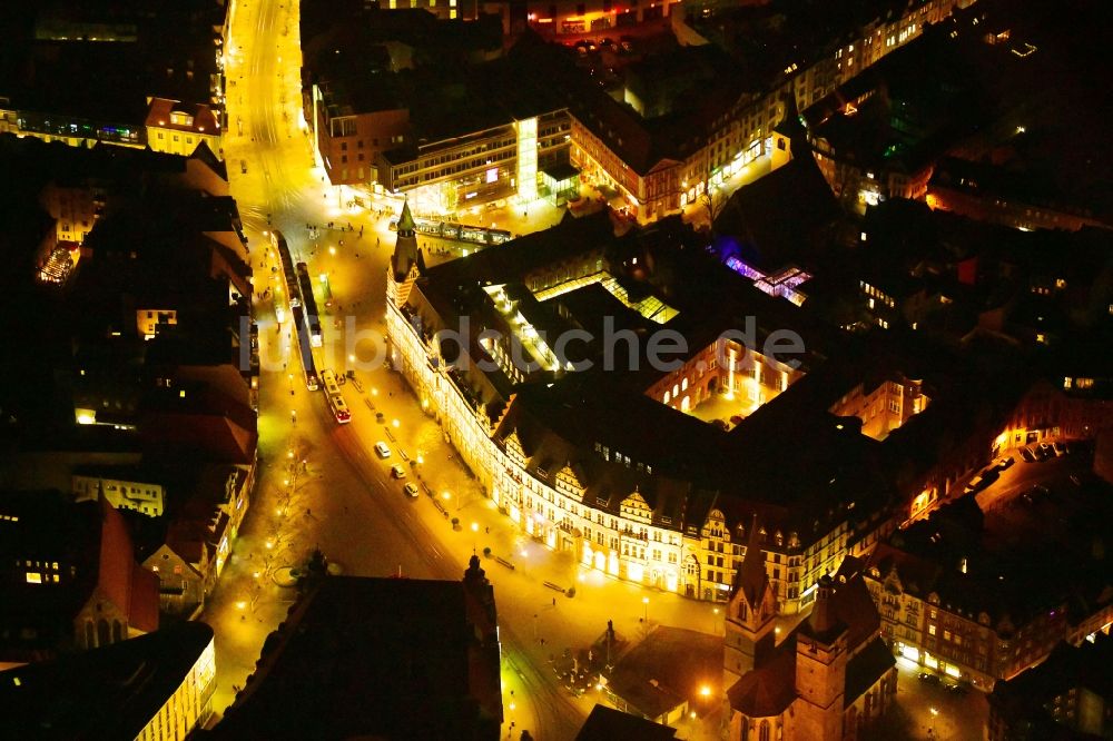 Erfurt bei Nacht von oben - Nachtluftbild beleuchteter Fassaden der Einkaufsstraße Anger im Zentrum in Erfurt im Bundesland Thüringen, Deutschland