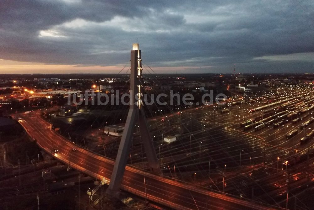Nacht-Luftaufnahme Halle (Saale) - Nachtluftbild Berliner Brücke in Halle (Saale) im Bundesland Sachsen-Anhalt