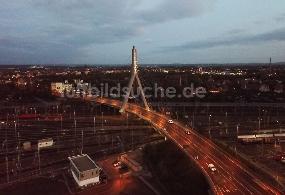 Halle (Saale) bei Nacht von oben - Nachtluftbild Berliner Brücke in Halle (Saale) im Bundesland Sachsen-Anhalt