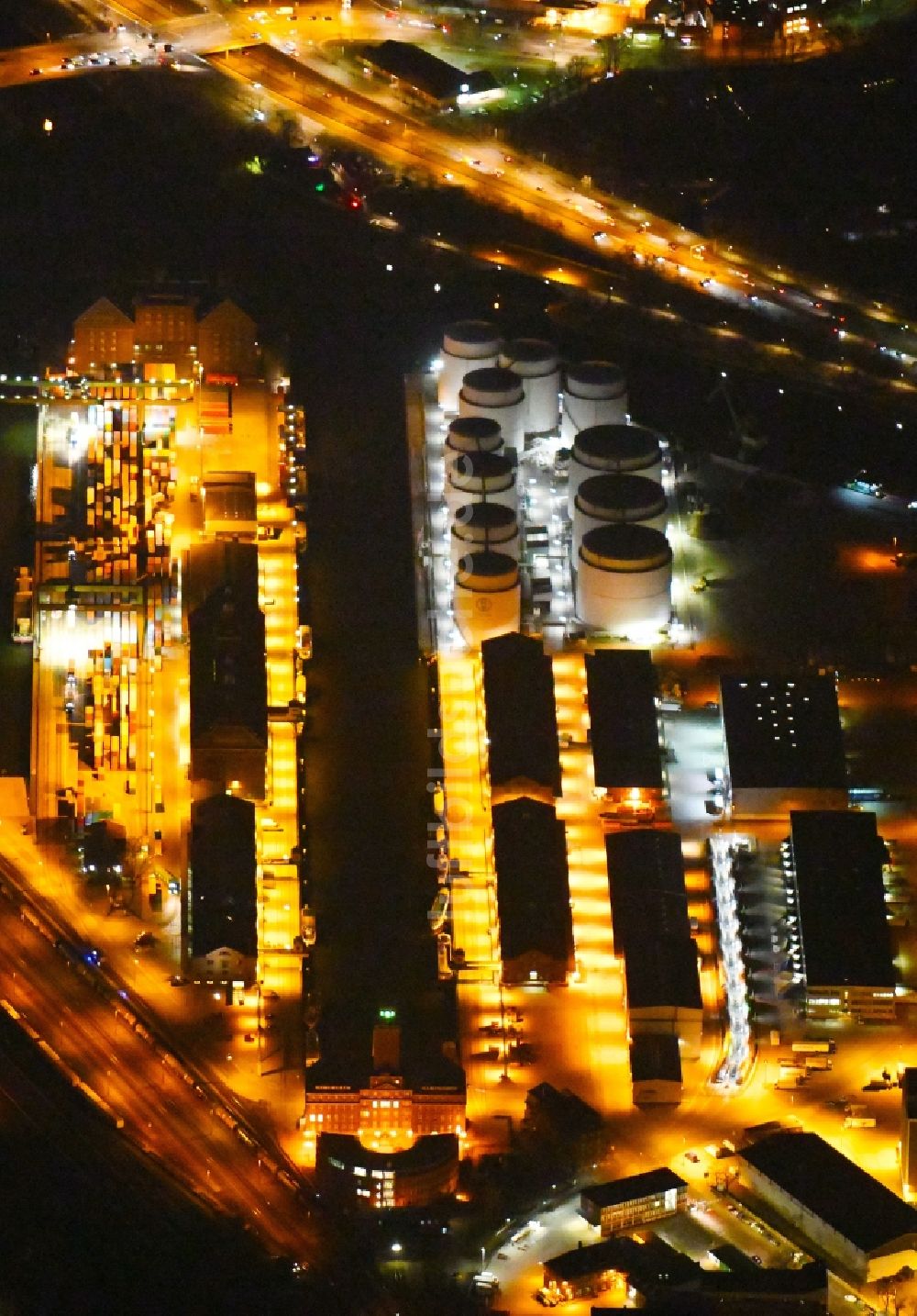 Nachtluftbild Berlin - Nachtluftbild Berliner Westhafen ist ein Binnenhafen im Ortsteil Moabit in Berlin