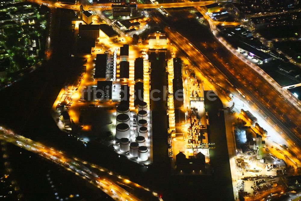 Berlin bei Nacht aus der Vogelperspektive: Nachtluftbild Berliner Westhafen ist ein Binnenhafen im Ortsteil Moabit in Berlin