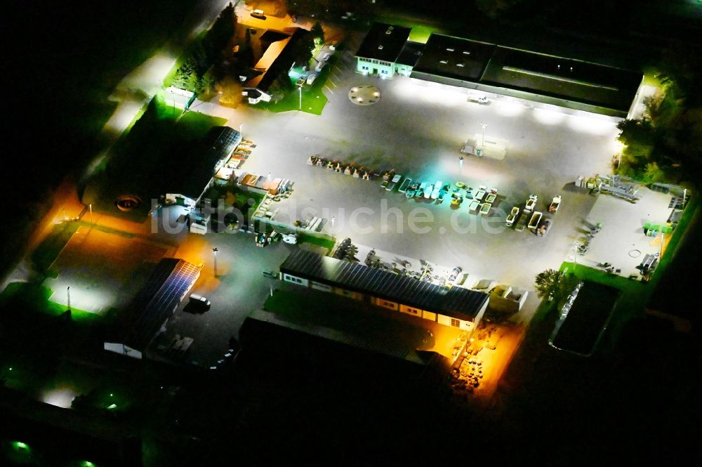 Nacht-Luftaufnahme Güsten - Nachtluftbild Betriebshof an der Neue Anlage in Güsten im Bundesland Sachsen-Anhalt, Deutschland