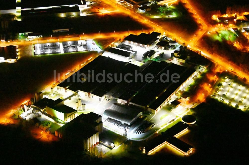 Nacht-Luftaufnahme Wernigerode - Nachtluftbild Bierbrauerei- Werksgelände der Hasseröder Brauerei GmbH in Wernigerode im Bundesland Sachsen-Anhalt, Deutschland