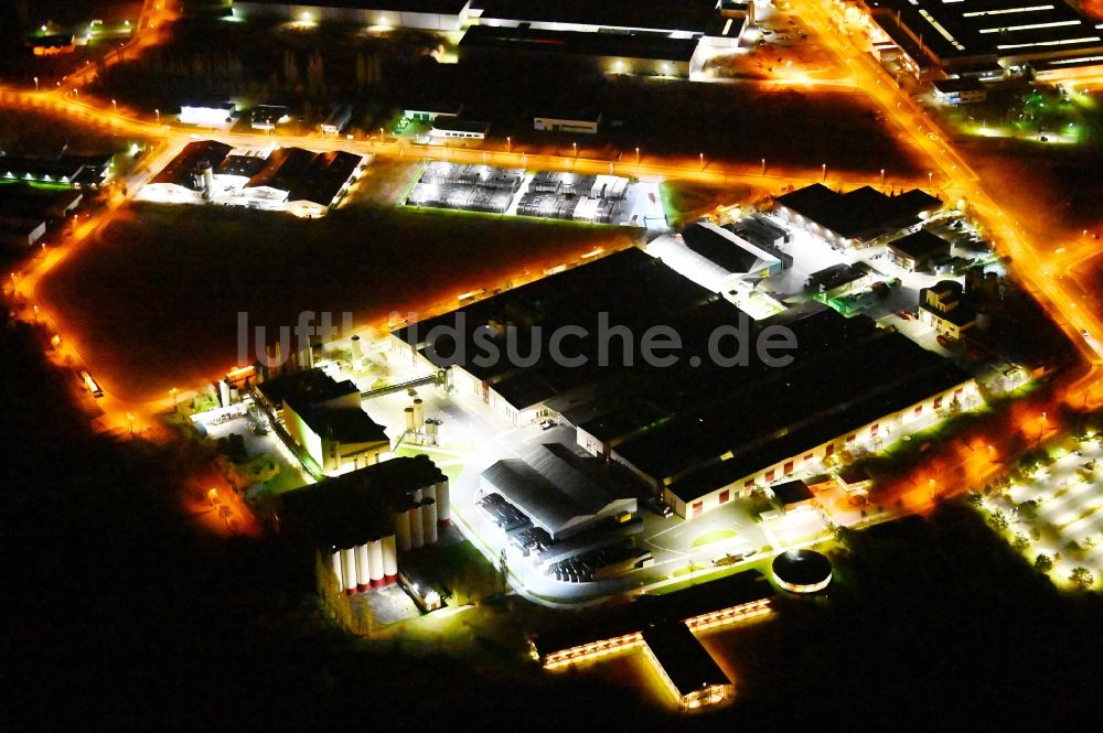 Wernigerode bei Nacht von oben - Nachtluftbild Bierbrauerei- Werksgelände der Hasseröder Brauerei GmbH in Wernigerode im Bundesland Sachsen-Anhalt, Deutschland