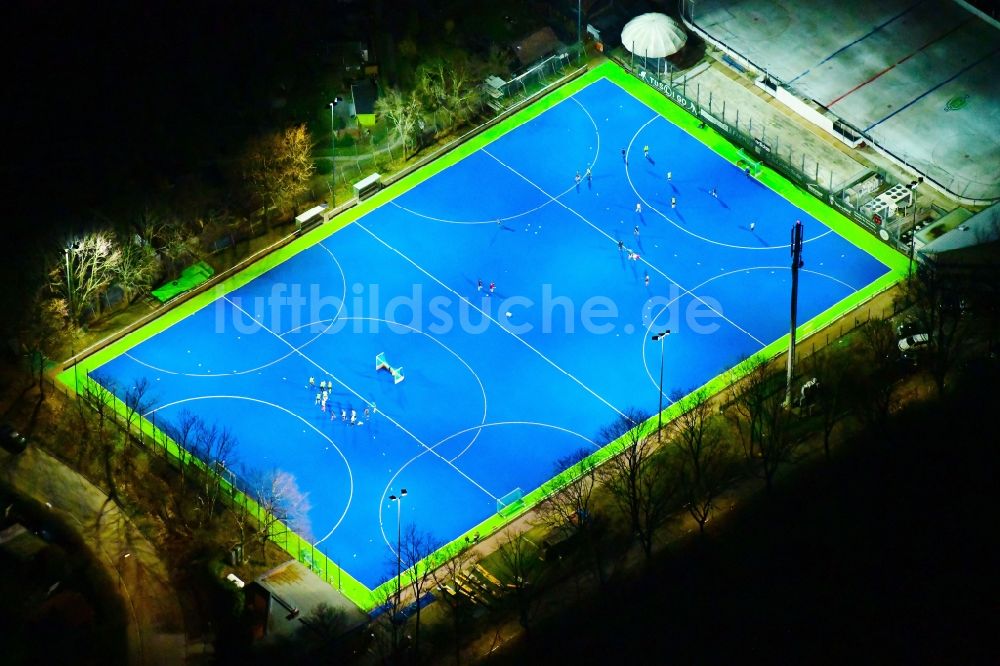 Nacht-Luftaufnahme Berlin - Nachtluftbild Blau- farbiger Hockeyplatz- Sportanlage des TuS Lichterfelde Hockey e.V. im Ortsteil Lankwitz in Berlin, Deutschland