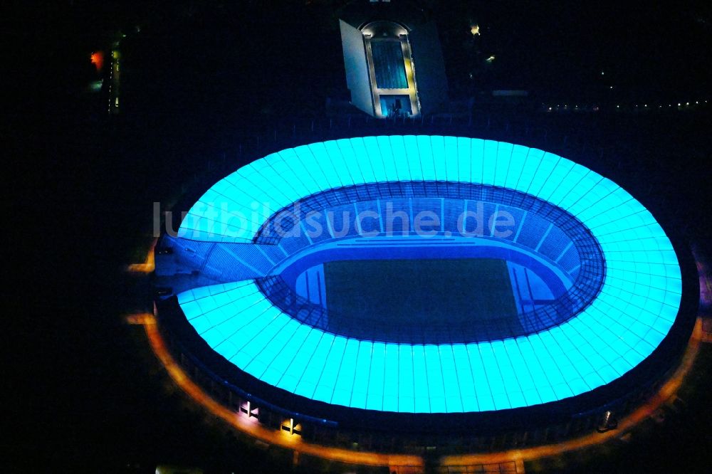 Berlin bei Nacht aus der Vogelperspektive: Nachtluftbild Blaues LED - Licht an der Arena des Stadion Olympiastadion in Berlin