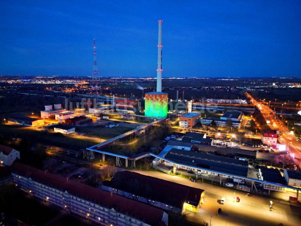 Halle (Saale) bei Nacht aus der Vogelperspektive: Nachtluftbild Blockheizkraftwerk - regionalen Heizkraftwerkes an der Dieselstraße in Halle (Saale) im Bundesland Sachsen-Anhalt, Deutschland