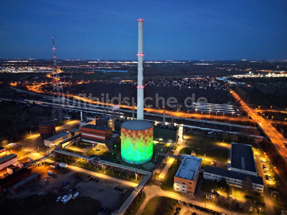 Halle (Saale) bei Nacht von oben - Nachtluftbild Blockheizkraftwerk - regionalen Heizkraftwerkes an der Dieselstraße in Halle (Saale) im Bundesland Sachsen-Anhalt, Deutschland