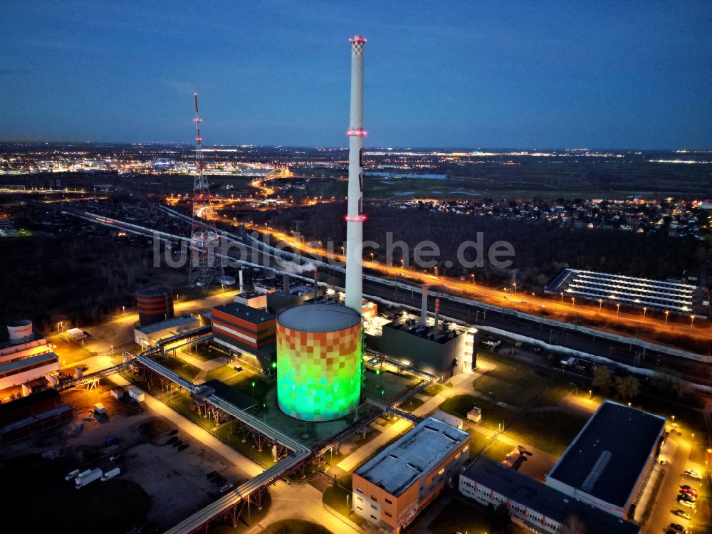 Halle (Saale) bei Nacht aus der Vogelperspektive: Nachtluftbild Blockheizkraftwerk - regionalen Heizkraftwerkes an der Dieselstraße in Halle (Saale) im Bundesland Sachsen-Anhalt, Deutschland