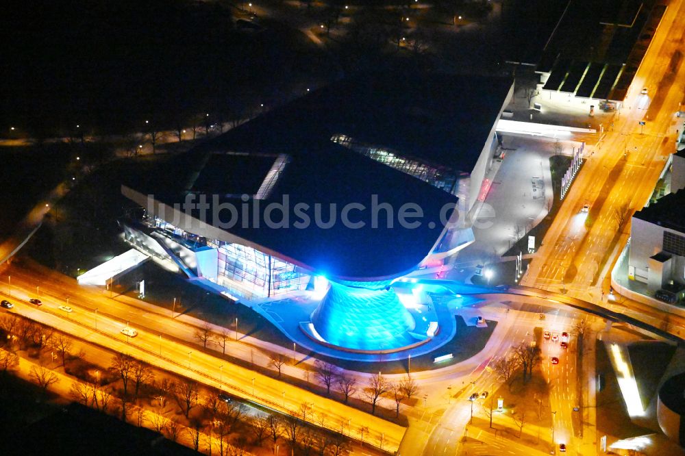 München bei Nacht von oben - Nachtluftbild BMW-Welt in München im Bundesland Bayern