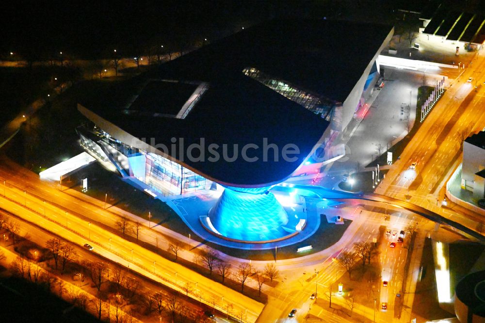 München bei Nacht aus der Vogelperspektive: Nachtluftbild BMW-Welt in München im Bundesland Bayern