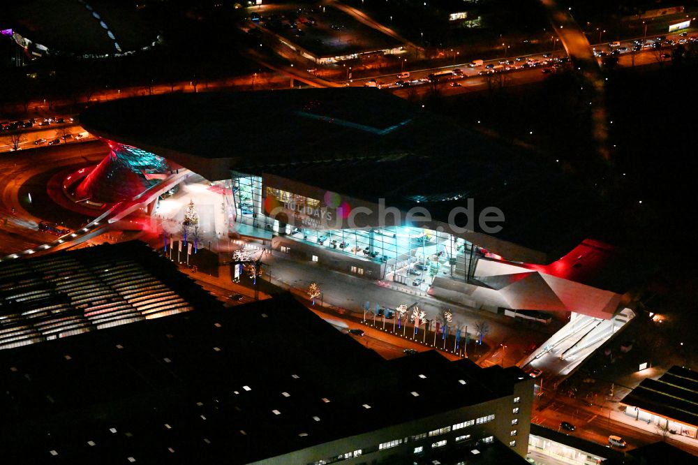 München bei Nacht aus der Vogelperspektive: Nachtluftbild BMW-Welt in München im Bundesland Bayern