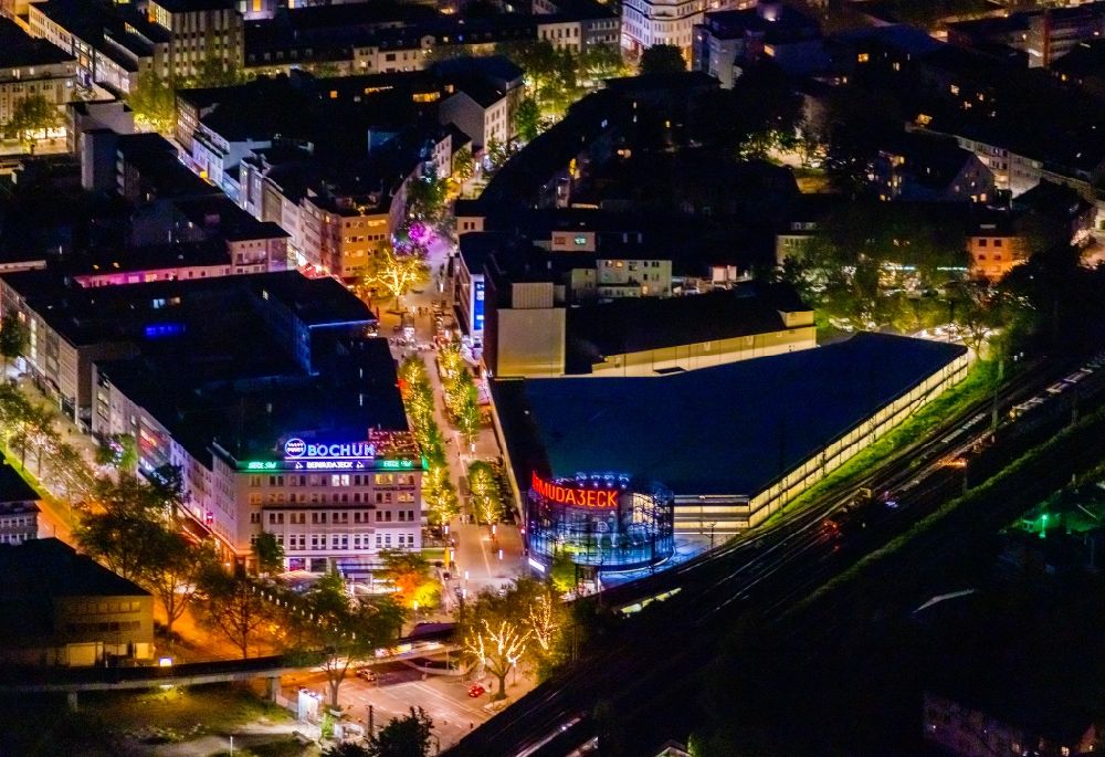 Bochum bei Nacht aus der Vogelperspektive: Nachtluftbild Bochumer Ausgehviertel Bermudadreieck in der Innenstadt von Bochum in Nordrhein-Westfalen