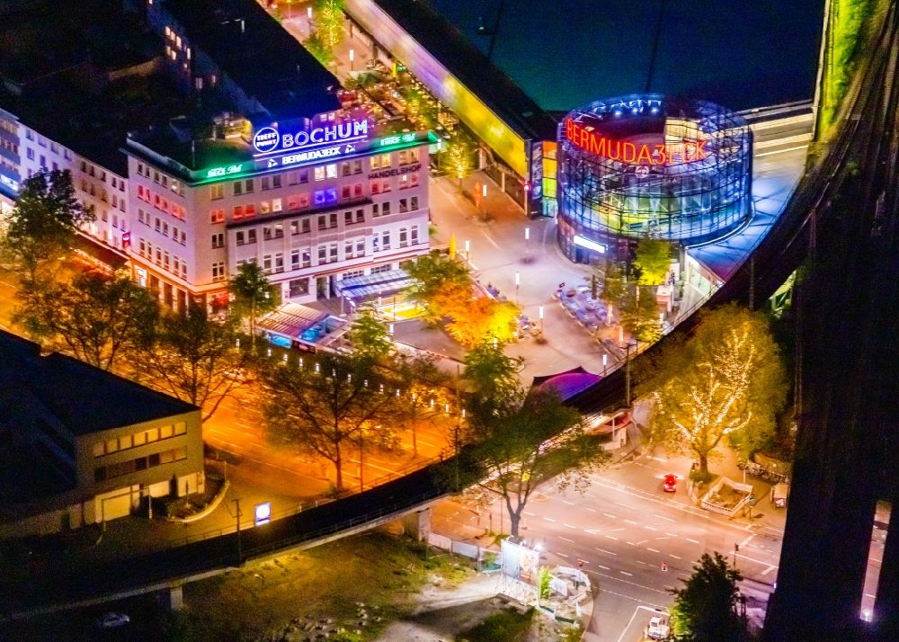 Bochum bei Nacht aus der Vogelperspektive: Nachtluftbild Bochumer Ausgehviertel Bermudadreieck in der Innenstadt von Bochum in Nordrhein-Westfalen