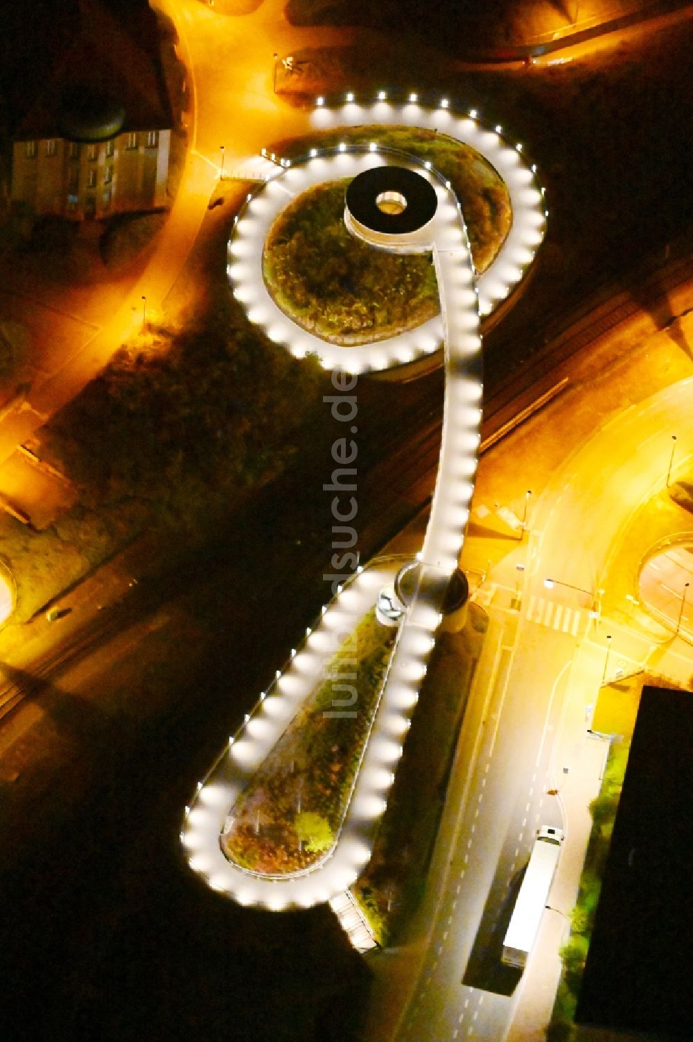 Wernigerode bei Nacht von oben - Nachtluftbild Brückenbauwerk über die Gleis- Streckenführung der Bahn als Fußgängerbrücke in Wernigerode im Bundesland Sachsen-Anhalt, Deutschland