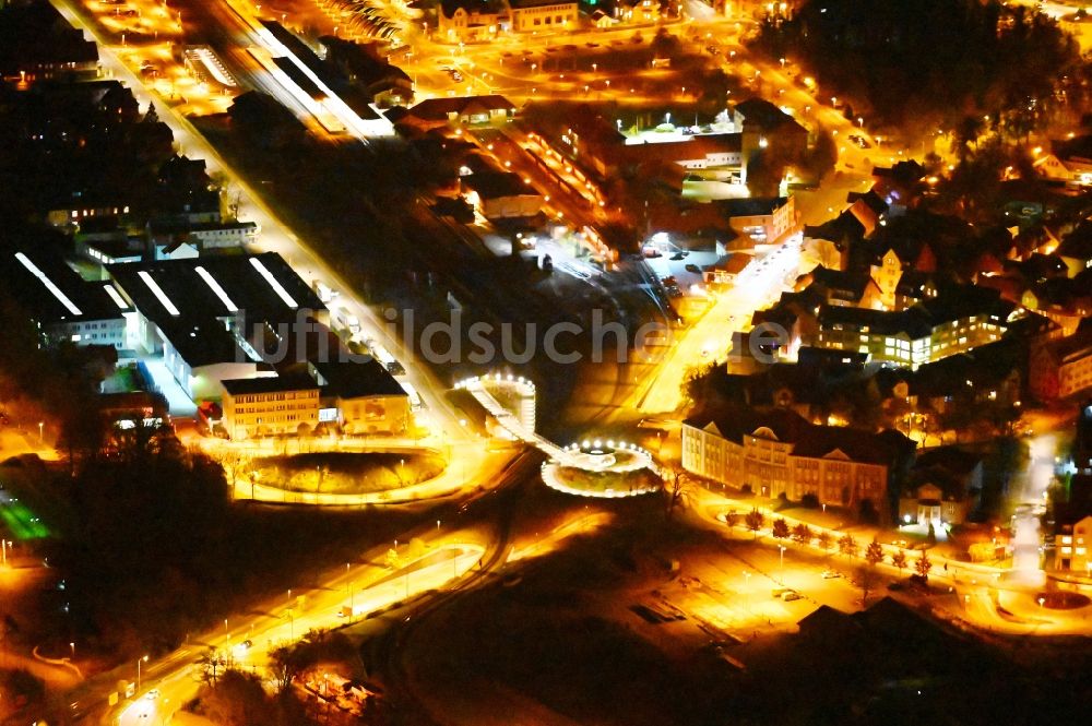 Nachtluftbild Wernigerode - Nachtluftbild Brückenbauwerk über die Gleis- Streckenführung der Bahn als Fußgängerbrücke in Wernigerode im Bundesland Sachsen-Anhalt, Deutschland