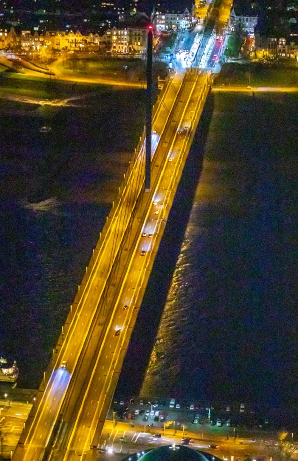 Nachtluftbild Düsseldorf - Nachtluftbild Brückenbauwerk Oberkasseler Brücke in Düsseldorf im Bundesland Nordrhein-Westfalen, Deutschland