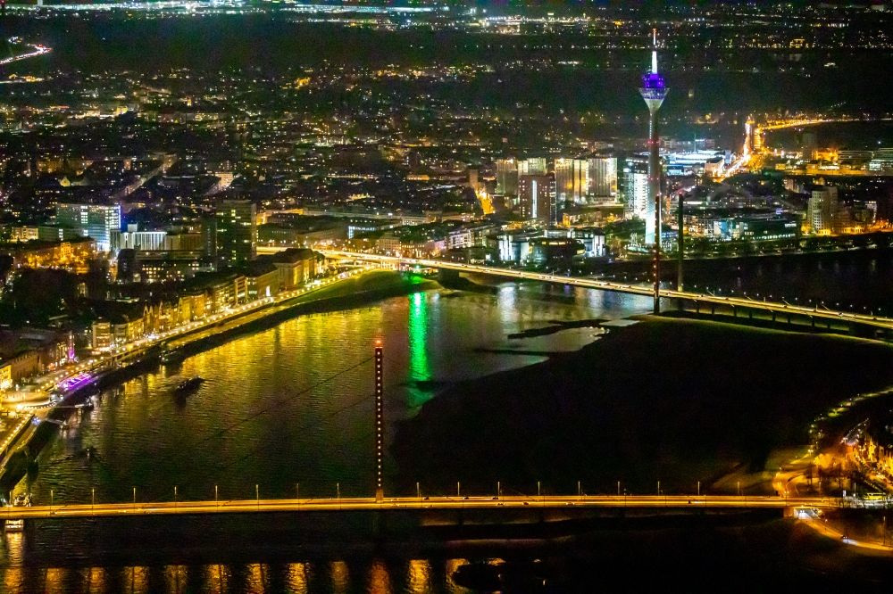 Düsseldorf bei Nacht von oben - Nachtluftbild Brückenbauwerk Oberkasseler Brücke in Düsseldorf im Bundesland Nordrhein-Westfalen, Deutschland