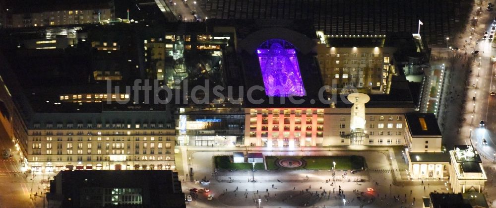 Berlin bei Nacht aus der Vogelperspektive: Nachtluftbild Britische und US-Botschaft, Akademie der Künste, Hotel Adlon am Pariser Platz in Berlin-Mitte