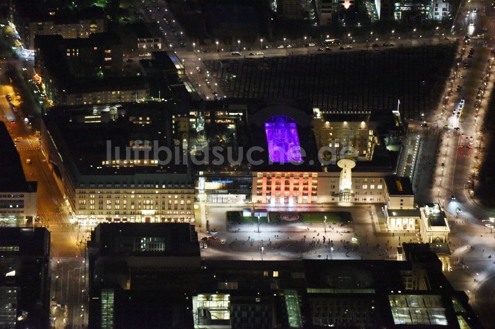 Nachtluftbild Berlin - Nachtluftbild Britische und US-Botschaft, Akademie der Künste, Hotel Adlon am Pariser Platz in Berlin-Mitte