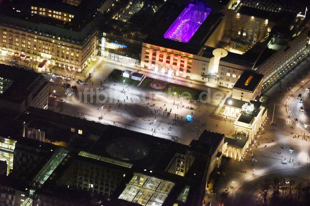 Nacht-Luftaufnahme Berlin - Nachtluftbild Britische und US-Botschaft, Akademie der Künste, Hotel Adlon am Pariser Platz in Berlin-Mitte