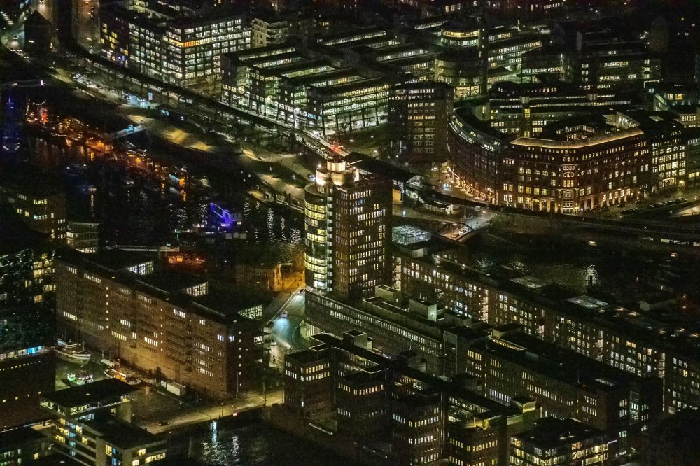 Hamburg bei Nacht aus der Vogelperspektive: Nachtluftbild Nachtluftbild Büro- und Geschäftshaus- Ensemble Hanseatic Trade Center Tower in Hamburg, Deutschland