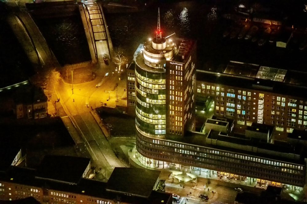 Nachtluftbild Hamburg - Nachtluftbild Nachtluftbild Büro- und Geschäftshaus- Ensemble Hanseatic Trade Center Tower in Hamburg, Deutschland