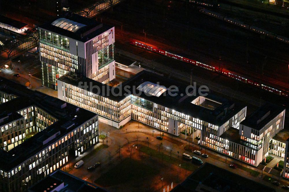 München bei Nacht aus der Vogelperspektive: Nachtluftbild Büro- und Geschäftshaus- Ensemble in München im Bundesland Bayern, Deutschland