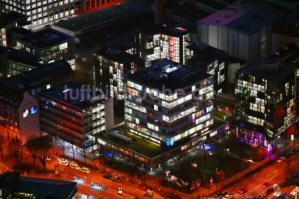 München bei Nacht von oben - Nachtluftbild Büro- und Geschäftshaus- Ensemble Nymphenburger Höfe in München im Bundesland Bayern, Deutschland