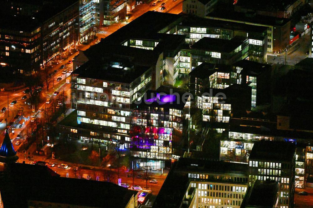 Nacht-Luftaufnahme München - Nachtluftbild Büro- und Geschäftshaus- Ensemble Nymphenburger Höfe in München im Bundesland Bayern, Deutschland