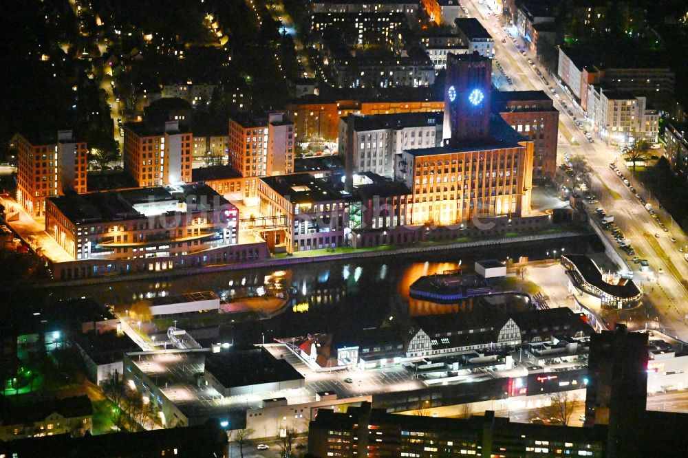 Nacht-Luftaufnahme Berlin - Nachtluftbild Büro- und Geschäftshaus- Ensemble Ullsteinhaus am Tempelhofer Hafen in Berlin, Deutschland