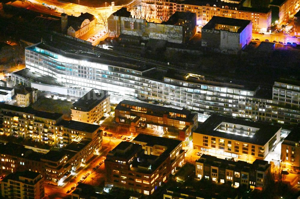Nachtluftbild Berlin - Nachtluftbild Büro- und Geschäftshauses B:HUB in Alt-Stralau in Berlin, Deutschland
