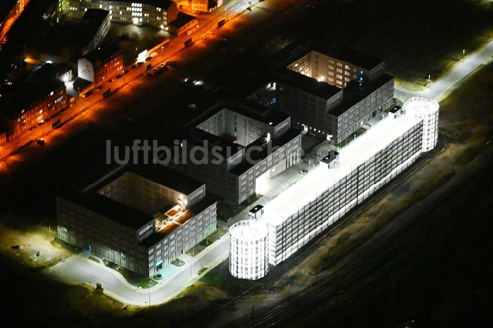Nürnberg bei Nacht von oben - Nachtluftbild Büro- und Geschäftshauses Orange Campus an der Kohlenhofstraße in Nürnberg im Bundesland Bayern, Deutschland
