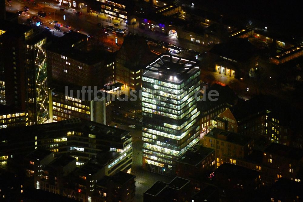 Nacht-Luftaufnahme Hamburg - Nachtluftbild Büro- und Unternehmensverwaltungs- Hochhaus- Gebäude ASTRATURM in Hamburg, Deutschland